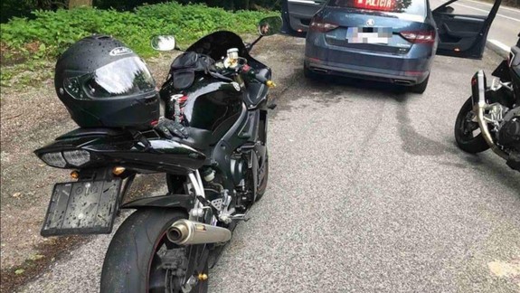 VIDEO Prišiel o vodičák: Arogantný motorkár na Pezinskej Babe predbiehal policajtov cez plnú čiaru