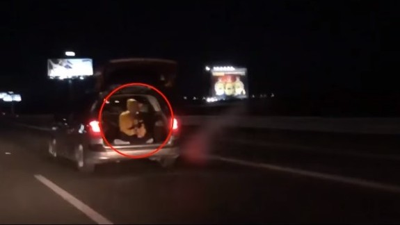VIDEO z diaľnice: V otvorenom kufri auta sedel počas jazdy muž. Dôvod je však zreteľný