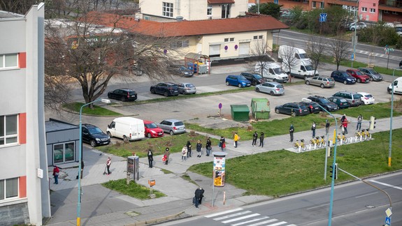 Petržalčania vytvorili pred Červenou poštou vzorný vzorový rad