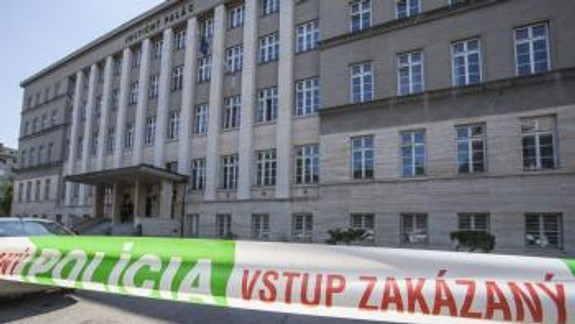 Pyrotechnici v budove súdu bombu včera nenašli