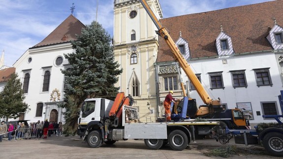 Na Hlavnom námestí už stojí stromček. Vianoce prinesú viacero noviniek