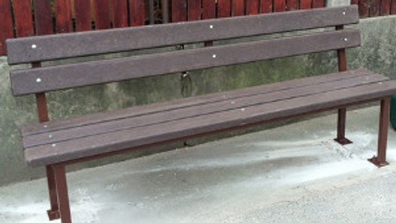 V Rači opravili a vynovili 60 lavičiek