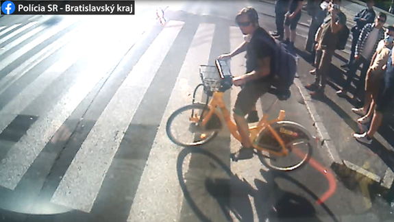 Nepoznáte tohto cyklistu? Svojou nezodpovednosťou spôsobil zranenie osoby cestujúcej v MHD