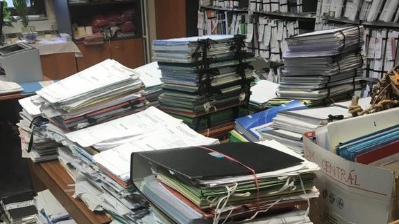 FOTO: Hory spisov ako vo filme. Takto to vyzerá na stavebnom úrade s najhoršou povesťou na Slovensku