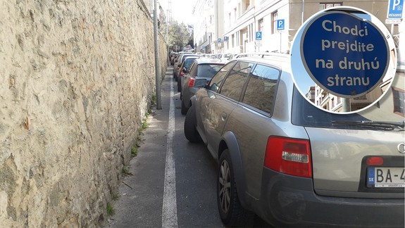 Chodník len pre autá: Takýto úzky priestor zostal pre chodcov v Starom Meste. Zmení sa to?