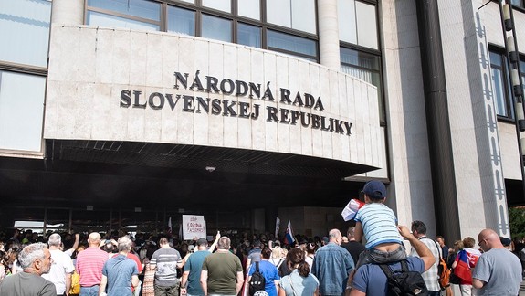 VIDEO: Nespokojní občania protestujú pred budovou NR SR proti vládnym opatreniam