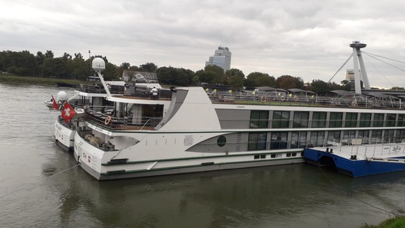 V čom je problém? Do Bratislavy priplávajú loďou státisíce turistov, mesto však z toho nemá takmer nič