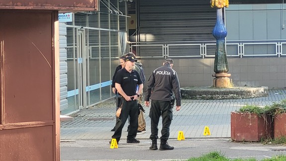 Krvavá dráma v Dúbravke: Muž strieľal do ľudí na ulici, súboj s políciou neprežil