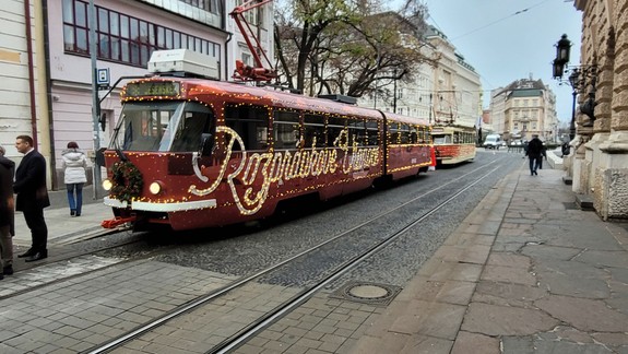 Zvezte sa aj s deťmi: V centre mesta opäť premáva vianočná električka