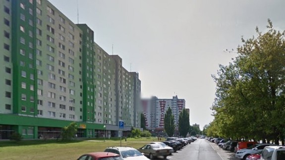 Dráma v Petržalke: Žena chcela vyskočiť z okna na siedmom poschodí