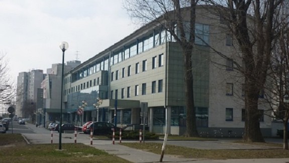 Súd v Petržalke evakuovali. Preverujú podozrivý balík