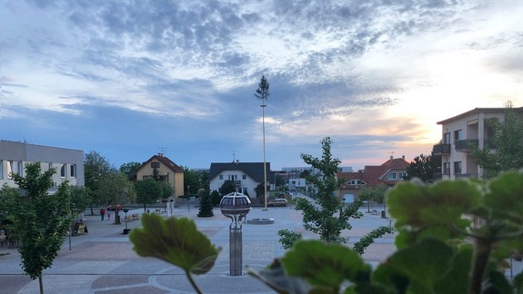 FOTO a VIDEO: V Záhorskej Bystrici už majú máju - neuhádnete, čo na ňu miestny starosta nechal zavesiť!