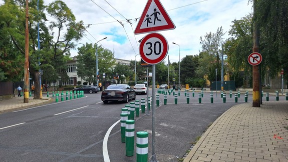 Čo poviete na takúto križovatku? Zelené stĺpiky zaskočili ľudí v bratislavskom Starom Meste