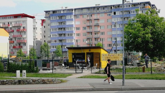 FOTO: Na Tomášikovej ulici otvorili novú zmrzlináreň v mierne morbídnom prostredí