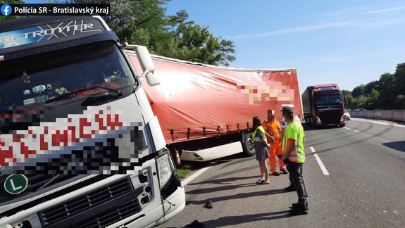 Šofér sa venoval viac rádiu ako jazde. Spôsobil nehodu