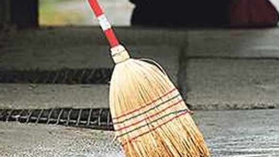 Bezdomovci upratujú po bezdomovcoch