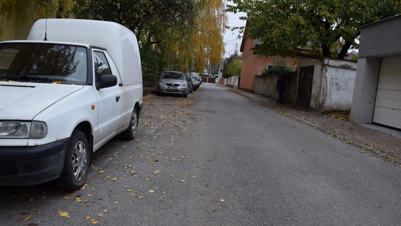 FOTO: Bratislavská klasika - vodič narazil do dvoch zaparkovaných áut a z miesta nehody radšej odišiel