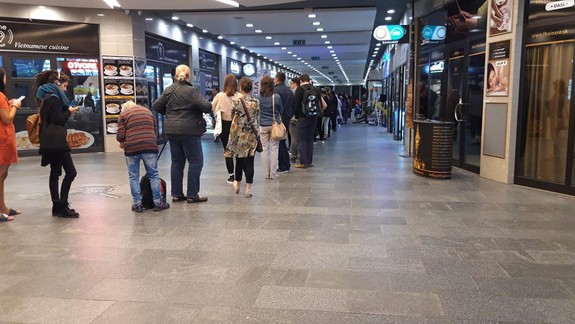 FOTO: Predajne predplatných cestovných lístkov včera zažili nezvyčajný nápor - bola hlavným lákadlom ročná električenka?