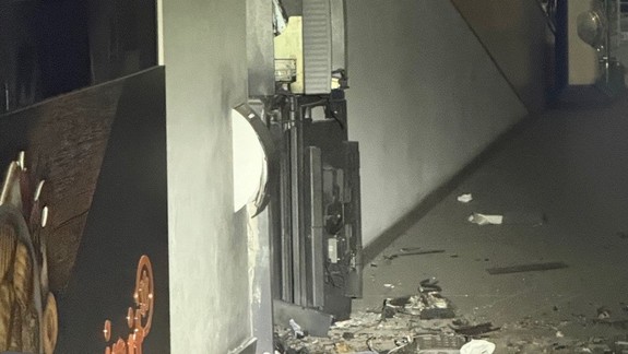 Nočný útok na bankomat: Zlodeji sa vlámali do nákupného centra v Dúbravke