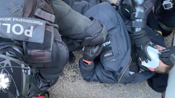 VIDEO Útok na policajta: Zábery odhalili, ako výbuch pyrotechniky pri proteste zranil muža zákona