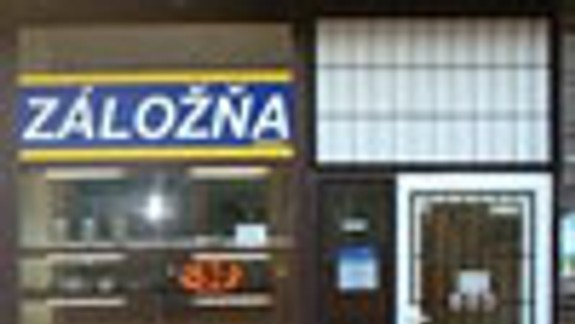 Na Fedinovej prepadol muž so zbraňou záložňu