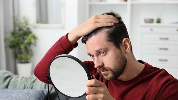 Ako zastaviť rednutie vlasov: Tajomstvo, ktoré vám kaderníci neprezradia