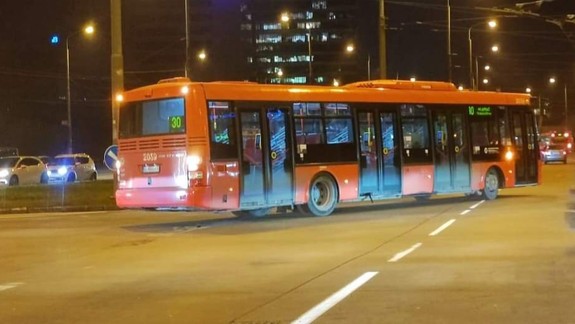 Ťukli sa na križovatke: Na Patrónke skomplikovala ráno dopravu kolízia osobného auta s trolejbusom