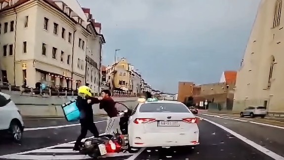 VIDEO: Vzduchom lietali päste, na Staromestskej sa pobili dvaja kuriéri