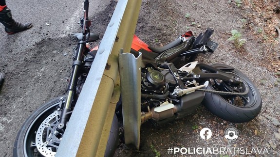 Tragická nehoda na Pezinskej Babe: Motorkár vyletel zo zákruty, zraneniam na mieste podľahol