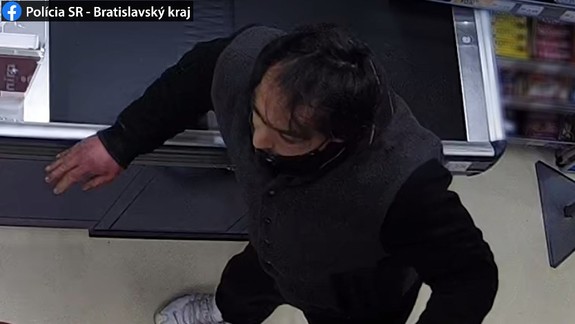 Spoznávate ho? Polícii by mohol pomôcť objasniť, kam zmizlo 81 bonboniér