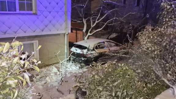 Nehoda v Rači: Auto skončilo na dvore rodinného domu