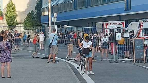 FOTO: Pred vakcinačným centrom stáli v pondelok dlhé rady, očkovalo sa aj bez registrácie