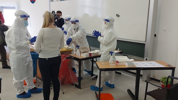 Riadny chaos! Za testom na Covid sa dnes v Bratislave nachodíte a lacný rozhodne nie je