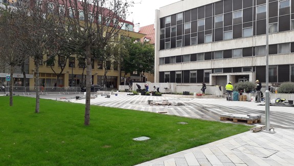 Boli sme sa pozrieť: Ako pokračuje premena pomaľovaného Komenského námestia na skutočný parčík?