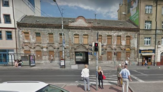 FOTO: Zbúrali historický dom Kesselbauerovcov na Námestí 1.mája - na jeho mieste má vyrásť rovnomenná rezidencia