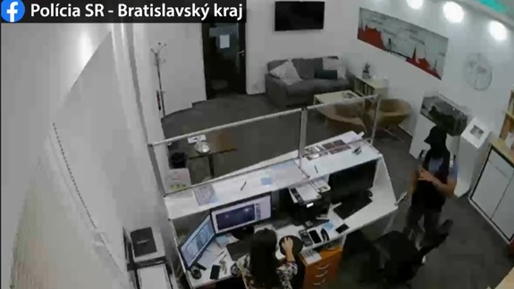 VIDEO: Nepoznáte chlapíka, ktorý so zbraňou v ruke a maskou na tvári prepadol hostel?