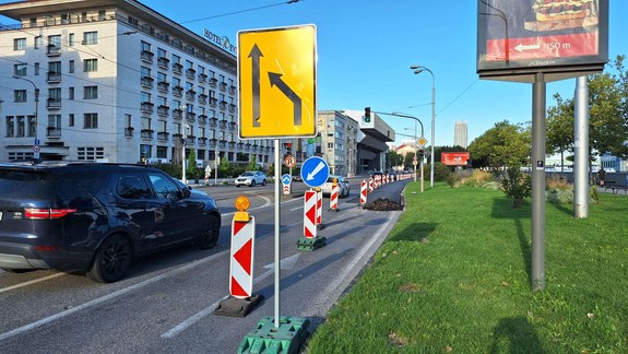 Doprava: Na nábreží v centre mesta sa tvoria kolóny