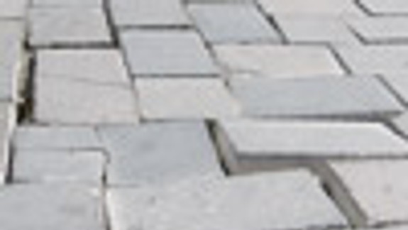 Dlažba v pešej zóne zostane zatiaľ problémom