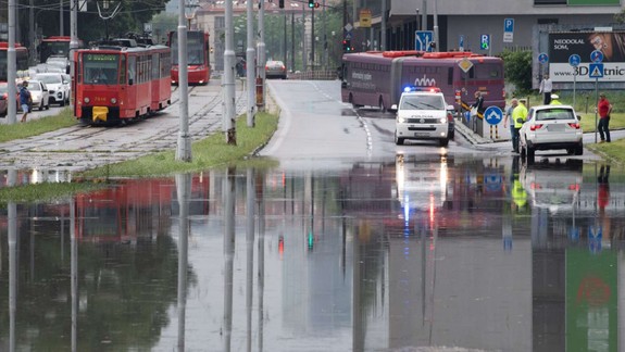 Odborníci radia: Pri záplavách sa nemá vstupovať do tečúcej vody a ostávať na mostoch