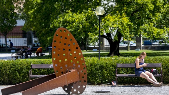 FOTO: V Grassalkovichovej záhrade môžete vidieť diela sochárov z rôznych krajín