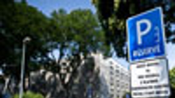 Pri úradoch chýbajú miesta na parkovanie