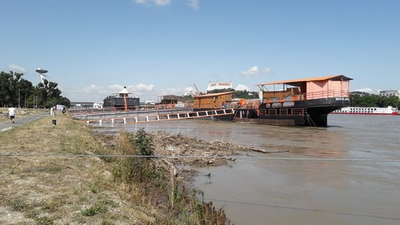 FOTO: Prívalová vlna na Dunaji je pod kontrolou vodohospodárov - takto vyzerala rieka zhora...