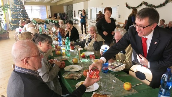 Osamelí seniori z Ružinova nebudú na Štedrý deň sami
