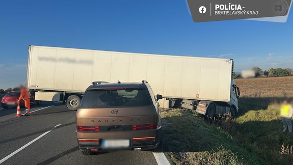 Na diaľnici pred Bratislavou havaroval kamión, zablokoval dva pruhy