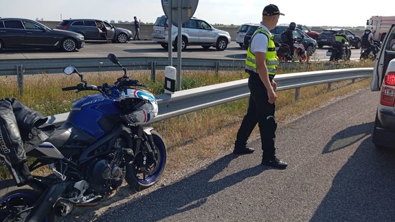 Na D1 pri Blatnom havaroval motorkár, do nemocnice ho odvážal vrtuľník