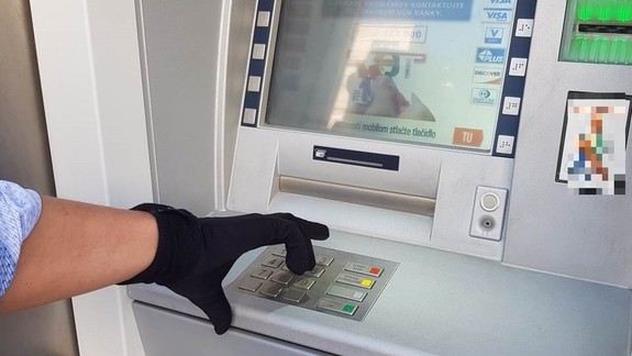 Neznámy páchateľ si z bankomatu v Pezinku odniesol takmer 60-tisíc eur!