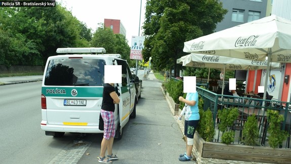 FOTO: Polícia hľadá svedkov alebo video nehody na Drieňovej, pri ktorej sa auto zrazilo s cyklistom