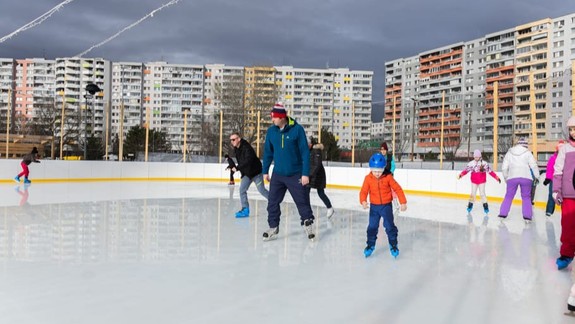 Dobrá správa pre Petržalčanov: Klzisko na Námestí Republiky bude fungovať do 1. marca