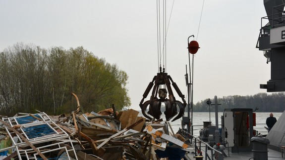 FOTO a VIDEO: Stroskotanú reštauráciu Knajpa už rozoberajú, boli sme pri tom