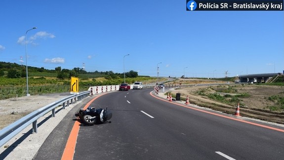 Motorkár skončil v nemocnici: Nevideli ste náhodou túto dopravnú nehodu?